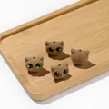 Nahaufnahme von braun beflockten Katzenperlen mit großen Augen für die DIY-Schmuckherstellung. - Acryl Beflockte Großaugenkatze (AC4976) / 1 Stück / Hellkaffee