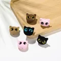 Gros plan de mignonnes perles de chat floquées aux grands yeux brillants pour bijoux DIY - Mélange Aléatoire