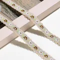 Detailaufnahme eines filigranen bestickten Spitzenbandes mit Blumenmuster für DIY-Projekte. - 1m / Kaffeebraun