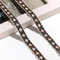 Nahaufnahme-Detailansicht von kleinem Blumenstickerei-Spitzenband mit Wellenrand - 1m / Dunkelbraun