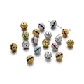 Detalle macro de cuentas espaciadoras metálicas de 10 mm con pedrería de colores vivos - 10 Pcs/Pack (9.5x10mm) / Mezcla Oro y Plata