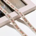 Nahaufnahme von Vintage-Spitzenbändern mit Blumenstickerei und weißen Wellenkanten - 1m / Naturweiß