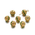 Cuentas de bola hueca dorada de 10mm con diamantes verdes para joyería artesanal - 10 Pcs/Pack (9.5x10mm) / Dorado Verde