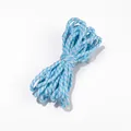 Vue détaillée de la corde en coton tressé bleu et blanc pour projets créatifs DIY - Bleu Clair/Blanc