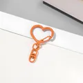 Gros plan d'un fermoir mousqueton en forme de cœur orange pour accessoires de porte-clés DIY - 5 Pièces/Paquet / Orange