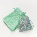 Detailweergave van groene organza zakjes met bloemenprint en een doorschijnend gaas - 5 Stuks/Verpakking (ca. 10*14cm) / Lichtgroen