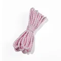 Détail macro d'un cordon en coton tressé bicolore rose et blanc pour artisanat - Blanc Rosé Clair