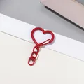 Gros plan sur un mousqueton rouge en forme de cœur pour accessoires de porte-clés DIY - 5 Pièces/Paquet / Rouge