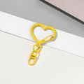 Gros plan d'un fermoir mousqueton jaune en forme de cœur avec une finition laquée - 5 Pièces/Paquet / Jaune