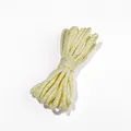 Gros plan sur une corde en coton torsadé jaune et blanc de qualité pour le bricolage créatif. - Jaune Pâle Blanc