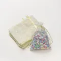 Gedetailleerd overzicht van organza zakjes met bloemenprint voor sieraden of cadeau - Geel