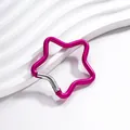 Gros plan d'un mousqueton en étoile magenta en aluminium sur une surface blanche ondulée. - Style Étoile / 1 Pièce (Environ 47 * 50,5 mm) / Rose rouge