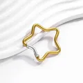Détail d'un mousqueton en aluminium doré en forme d'étoile sur un fond ondulé blanc - Style Étoile / 1 Pièce (Environ 47 * 50,5 mm) / Jaune