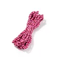 Gros plan sur une corde en coton torsadée rose et rouge pour DIY et les emballages. - Rose Bonbon