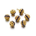 Cuentas redondas huecas doradas de 10mm con diamantes azules para joyas - 10 Pcs/Pack (9.5x10mm) / Dorado Azul Real