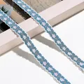 Detaillierte Nahaufnahme von blauem Blumen-Stickband mit gewelltem Spitzenrand - 1m / Dunkelgrün