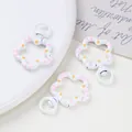 Cierre de anillo de resorte pintado a mano con forma de flor blanca y rayas rosas - 1 Pieza (28x41mm) / Blanco