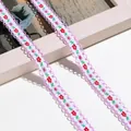 Nahaufnahme von besticktem Blumen-Spitzenband mit lilafarbenem Wellenrand und kleinen Blumen. - 1m / Lila