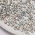 Makroansicht von 6 mm facettierten Glasperlen in Milchweiß für DIY-Schmuckherstellung - Grau
