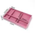 Detailweergave van roze fluwelen sieradentray met exacte afmetingen van de vakken in mm - 6 Vakken / 1 Stuks/Verpakking (123.5x210x23.5mm) / Roze