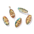 Primo piano di perle ovali in vetro ceco 9,5x20mm con trama a foglia d'oro. - 5 Pezzi/Confezione (9.5x20mm) / Mix Ambra Verde