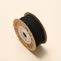 Détail macro d'un cordon en coton noir de 1mm sur bobine kraft pour bijoux faits main - 1mm (environ 26m/27g) / Noir