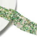 Vista dettagliata delle perle di vetro quadrate macaron in toni misti verde e crema per DIY - 2mm (circa 165 pz/Filo) / tonalità verdi