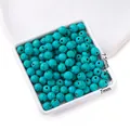Perles rondes facettées en turquoise synthétique dans un plateau blanc pour bijoux - Grand Style Rond Facetté (AC4690)