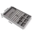 Grijze fluwelen sieraden organizer tray met afmetingen en vakken voor ringen en oorbellen. - 3-in-1 / 1 Stuks/Verpakking (123.5*210*23.5mm) / Grijs