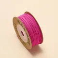 Premium 1mm magenta katoenen koord voor DIY sieraden weven op een kartonnen spoel - Rozerood