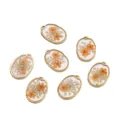 Ciondoli ovali in lega dorata con fiori secchi arancioni in resina per gioielli fai da te - Stile Fiore Secco in Resina Legata (AC4566) / 2 Pezzi/Set / Floreale Arancione