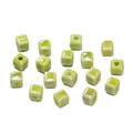 Hellgrüne quadratische Keramikperlen für DIY-handgemachten Schmuck Webzubehör. - 20er Set / Gelbgrün