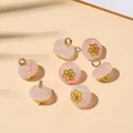 Perline in finta giada rosa con base floreale dorata per decorazione vestiti Hanfu - Con Calice / Confezione da 5 Pezzi (5*10mm) / bianco-rosa
