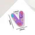 Bunter Acryl-Anhänger Buchstabe V mit den Maßen 34mm x 29mm und Smiley-Gesicht-Muster - Buchstabe V