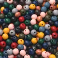 Premium kleurrijke gemengde ronde houten kralen voor DIY sieraden maken en knutselprojecten - Donkere Kleuren Gemengd / 50 Stuks (10mm) / Meerkleurig