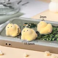 Lindo colgante de pollito de resina flocada amarilla para manualidades y llaveros DIY - Pollo Gateando