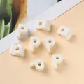 Cuentas de letra P de acrílico blanco con agujeros grandes para manualidades de joyería - Letra P (Modelo A) / 10 piezas / Blanco