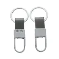 Cinturino in pelle grigia di qualità e portachiavi per auto in cromo lucido su fondo bianco - Circa 3*8cm / Tono Argento + Grigio