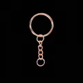 Nahaufnahme eines roségoldenen Schlüsselanhängers mit Kette für DIY-Zubehör - Roségold