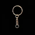 Detaillierte Makroansicht eines hochwertigen goldfarbenen Schlüsselanhängers aus Metall. - Runder Schlüsselanhänger mit Kette (1.4x25) / 10 Stück/Packung / KC Gold
