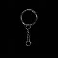 Detaillierte Nahaufnahme eines gunmetal schwarzen Metall-Schlüsselrings mit stabiler Gliederkette - Runder Schlüsselanhänger mit Kette (1.4x25) / 10 Stück/Packung / Gunmetal
