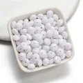 Vue détaillée macro de perles plates en acrylique facetté blanc pour bijoux DIY. - 3x4mm (100 pièces/paquet) / Blanc