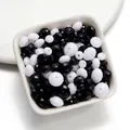 Gros plan de perles acryliques facettées noires et blanches pour bijoux faits main. - 3x4mm (100 pièces/paquet) / Multicolore