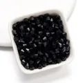 Détail rapproché de perles en acrylique facettées noires en forme de losange pour DIY - Pack de 100 / Noir / 4mm