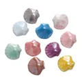 Macro-opname van gekleurde keramische schelpkralen voor het maken van DIY sieraden - Willekeurig Gemengd