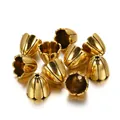 Nahaufnahme der goldenen Legierungskappen in Knospenform für DIY-Quasten und Schmuckherstellung. - Antik Gold Stil 2