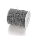 Dettaglio ravvicinato della catena a maglie O in metallo argento su rocchetto per fai-da-te. - Larghezza 2mm/5m Confezione / Bianco K