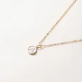 Minimalistische gouden ketting van 52 cm met een ronde wit geëmailleerde letter A - Letter A / 52cm / Wit