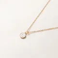 Vergulde 52 cm ketting met witte emaille ronde hanger met de letter C motief erop - Letter C / 52cm / Wit