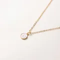 Minimalistische gouden ketting van 52cm met een ronde witte emaille hanger letter D - Letter D / 52cm / Wit